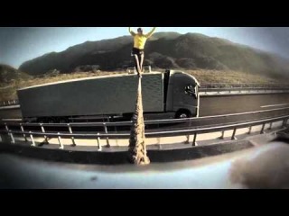 Мировая рекордсменка по хайлайну (хождение по натянутому высоко над землей канату) Faith Dickey снялась в рекламе грузовиков Volvo.