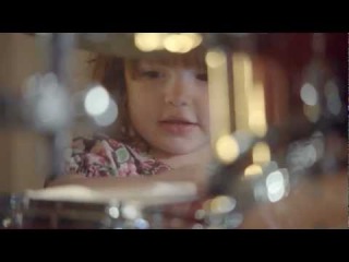 Британский бренд детского питания Cow & Gate собрал музыкальную группу из маленьких детей. Рекламное видео призвано растопить сердца взрослых: малыши, едва умеющие держать музыкальные инструменты в руках, развлекают зрителя своей непосредственностью. Рекламный слоган: "Накормите их личности"