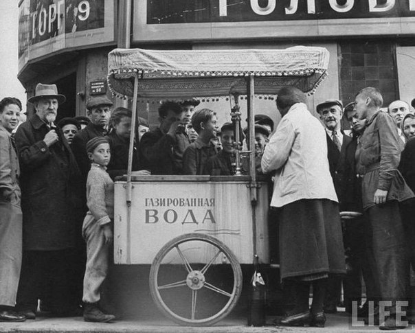 Подборка фотографий с изображением того, как продавали и потребляли различные напитки в СССР