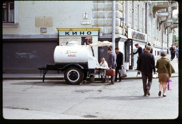 Подборка фотографий с изображением того, как продавали и потребляли различные напитки в СССР