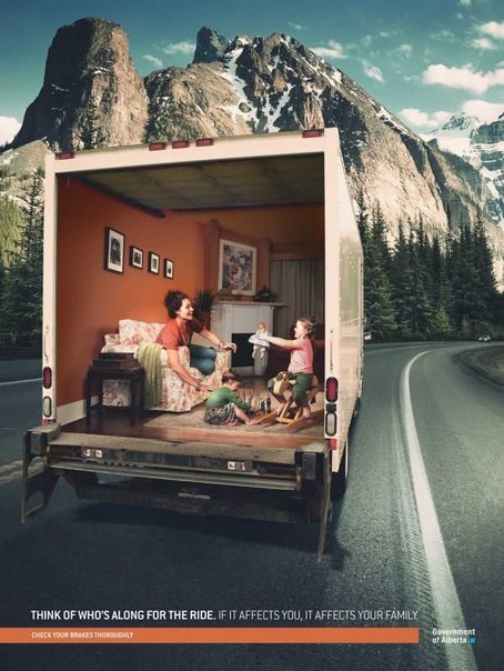 Социальная реклама на грузовиках: "Пока ведешь, помни о тех, кто ждет тебя дома. Пристегнись"