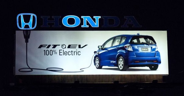 В честь выпуска лимитированной серии электромобилей Honda Fit EV в Калифорнии, рекламное агентство RPA разработало необычный билборд, в котором автомобиль был якобы подключен к светящемуся логотипу. 