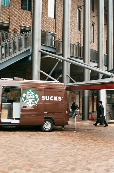 ‎ Бус Starbucks с раздвижными дверьми - плохая идея