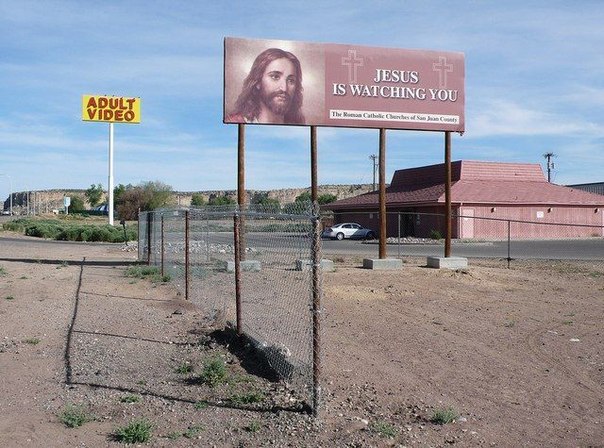 Бигбоард перед магазином порно-фильмов: "Иисус следить за тобой"