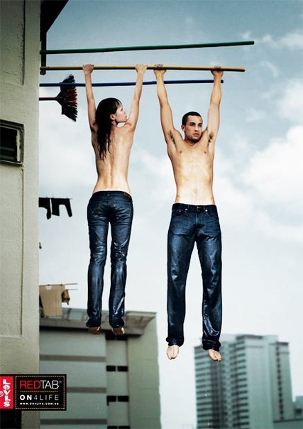Реклама джинсовой одежды Levi s:" Настолько хороша, что некоторые сушат её только на себе."