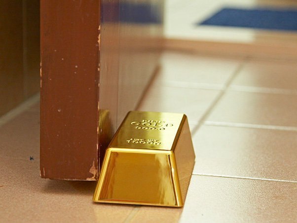 Упор двери в виде слитка золота