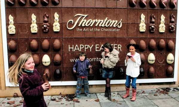 Первый в мир съедобный рекламный щит не прожил долго, будучи съеденным спустя 3 часа после открытия. Британская шоколадная компания Торнстонс представила этот 390кг биллборд из чистого шоколада в Лондоне. Щит был размером 4,4 на 2,9 метра.