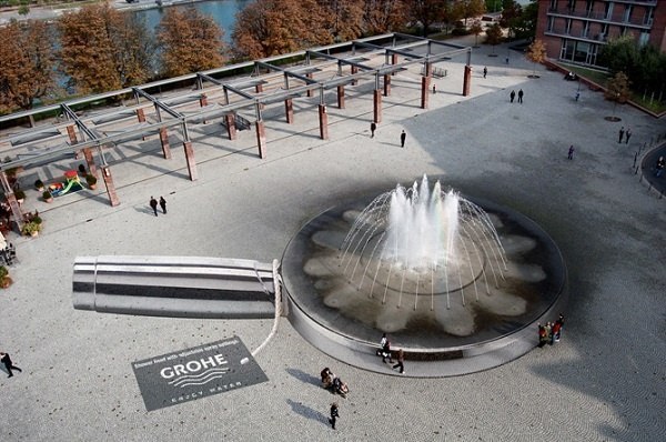 Вокруг фонтана в центре Франкфурта разместили гигантское 3D изображение лейки душа Grohe.