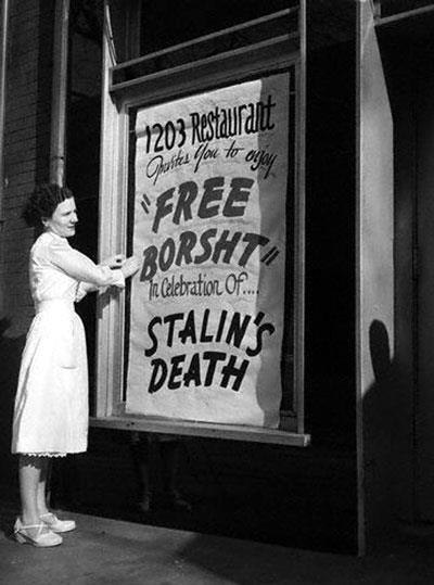 Афиша одного из ресторанов в США, предлагавшего бесплатный борщ в честь кончины Сталина, март 1953 года