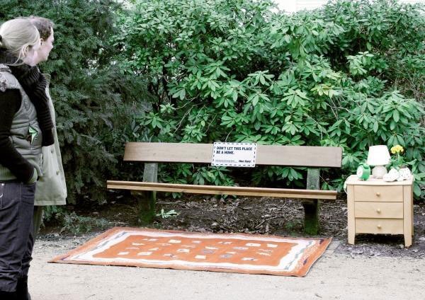 Социальная реклама, направленная на оказание помощи бездомным: «Не позволяйте скамейкам становиться домом».