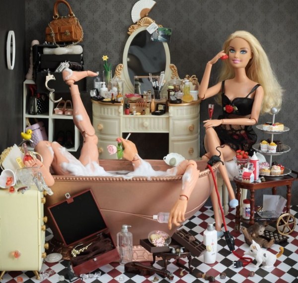 Недетские игры куклы Барби в работах фотографа Мериэл Клейтон.