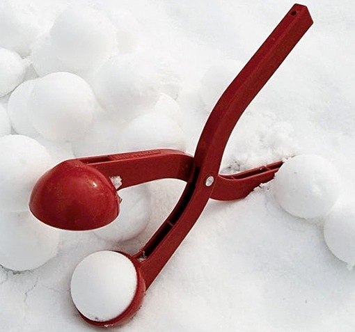 Отличное изобретение для зимних игр - снежколеп ;)