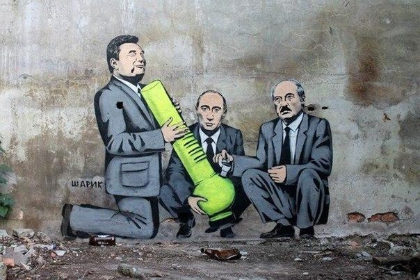 На улицах украинских городов появились работы некоего художника, который подписывается ником Шарик