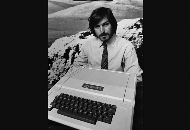 Стив Джобс представляет новый Apple II в Купертино, Калифорния, 1977 год.