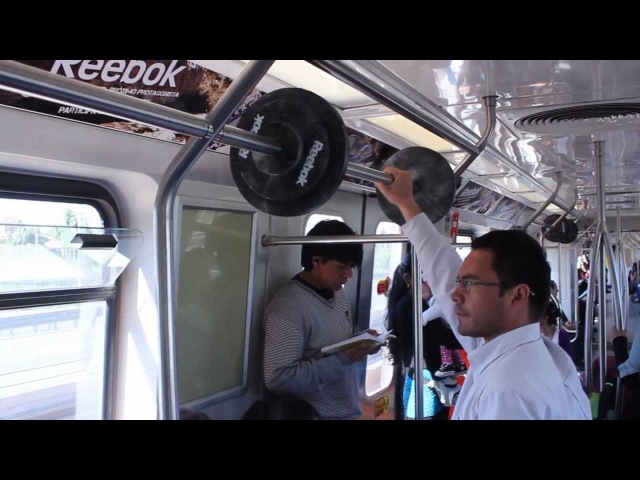 Пассажиры метро в Сантьяго ощутили атмосферу тренажерного зала. И все это благодаря рекламе спортивного бренда Reebok: поручни в вагонах поездов превратили в штанги.