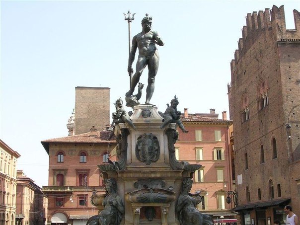 На главной городской площади Болоньи уже лет пятьсот стоит скульптура Нептуна работы Джамболоньи. В 1914 году Марио Мазерати срисовал с морского царя фирменный знак для своей компании — трезубец. 