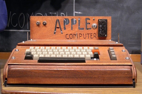 Самая первая модель Apple, которая была продана за 400 тысяч евро. Покупатель все еще рабочего аппарата пожелал остаться неизвестным