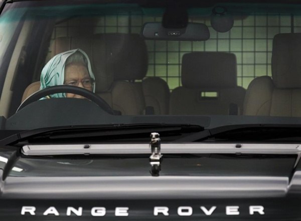 Королева Англии Елизавета II за рулем Range Rover.
