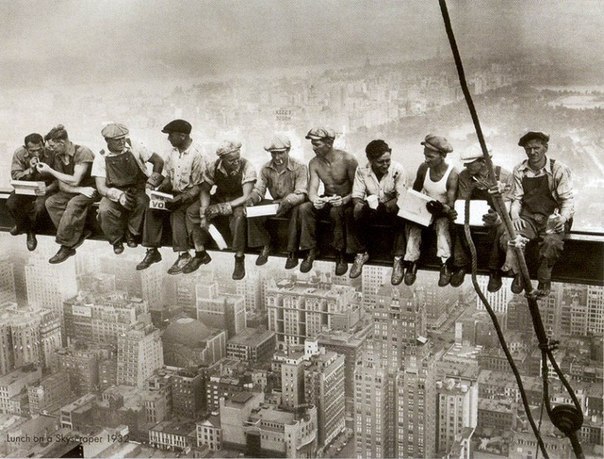 Аллюзия от LEGO на знаменитую фотографию, где рабочие обедают на высоте во время работ по возведению Empire State Building в Нью-Йорке
