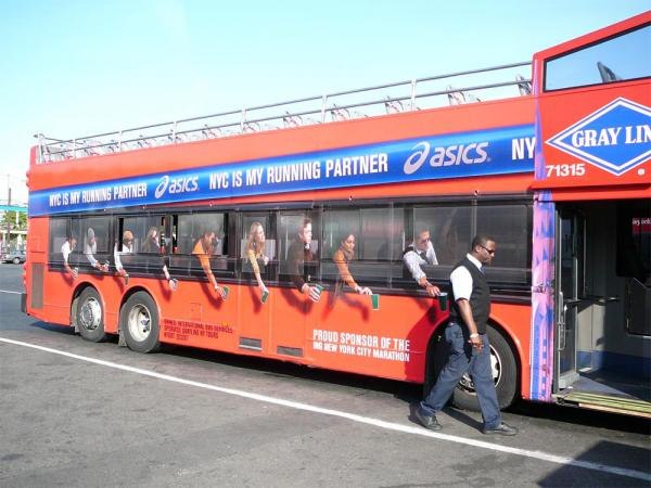 Реклама ASICS, почетного спонсора нью-йоркского марафона.
