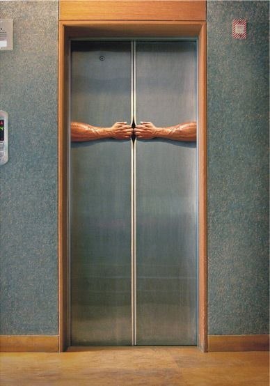 Реклама тренажерного зала в лифте