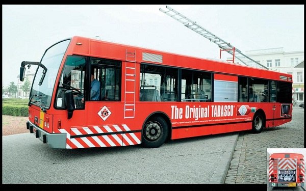Реклама острого соуса Tabasco превратила рейсовый автобус в пожарную машину.