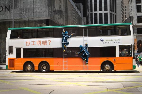 Текст на автобусе: "Недовольны свой работой? Monster.com - правильная работа".
