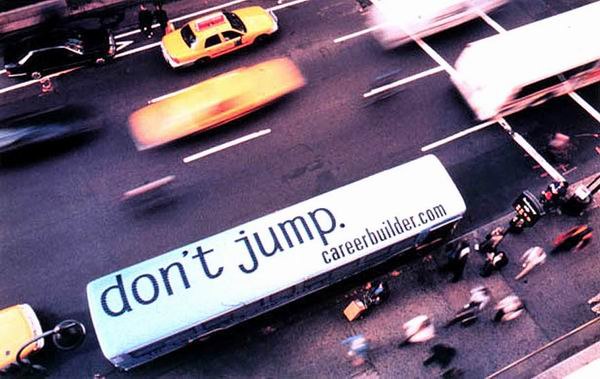 Надпись: "Не прыгай". Реклама сервиса по поиску работы.
