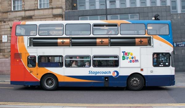 Автобус на батарейках - реклама магазина игрушек.
