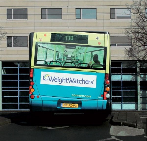 В рекламе средства для похудения автобус накренило из-за излишнего веса пассажирки.