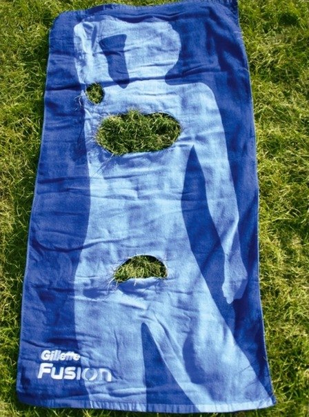 В парках немецких городов Gillette оставили такие полотенца