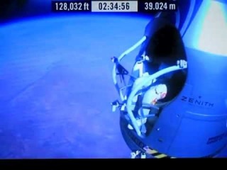 Австрийский парашютист Феликс Баумгартнер совершил прыжок из стратосферы и побил четыре мировых рекорда 