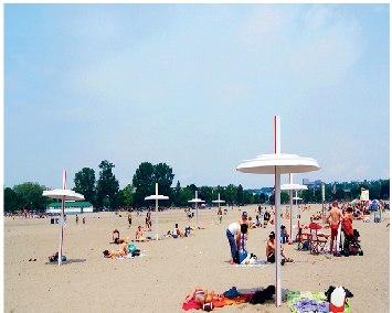 Канадское агентство Cossette (Ванкувер) разместило на пляжах Торонто брендированные зонтики от солнца McDonald's.