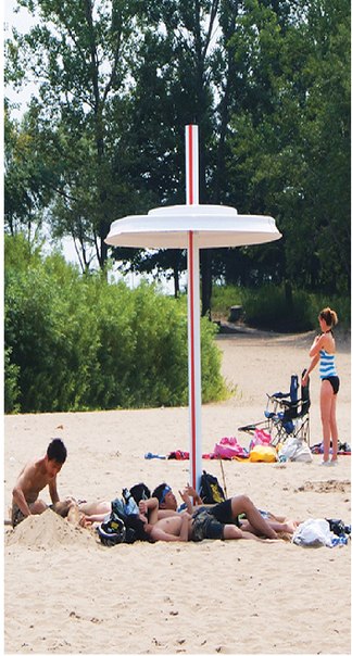 Канадское агентство Cossette (Ванкувер) разместило на пляжах Торонто брендированные зонтики от солнца McDonald's.