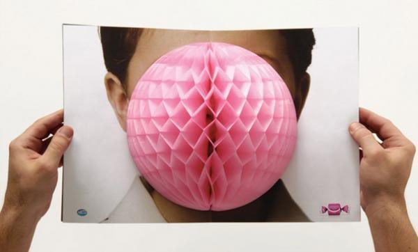 Реклама Жевательной резинки на развороте журнала – надувать пузыри любили все