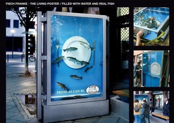 Для рекламы рыбного ресторана использовали очень необычный ход - в щит на остановке поместили живую рыбу!