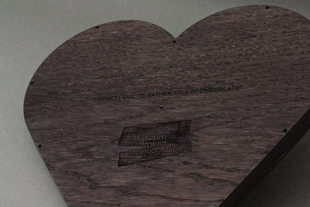 Оригинальный дизайн коробки шоколада "Нам нужно поговорить", созданный специально для "Музея разбитых сердец" в Хорватии