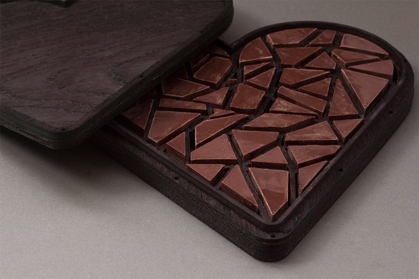 Оригинальный дизайн коробки шоколада "Нам нужно поговорить", созданный специально для "Музея разбитых сердец" в Хорватии