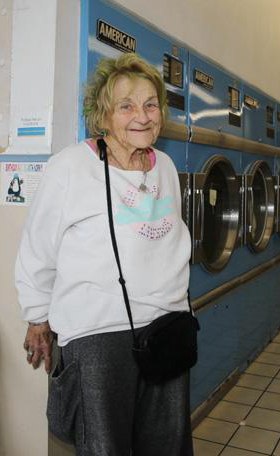 Звезда "Мальчишника в Вегасе" Зак Галифианакис помог 87-милетней бездомной женщине, а затем пригласил ее на премьеру третьей части "Мальчишника" в Лос-Анджелес 