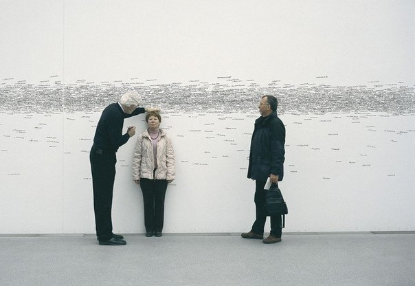 В музее современного искусства в Нью-Йорке состаялся такой вот перформанс: люди отмечали свой рост на белой стене, что дало очень наглядное представлении о росте "длине" человека как общества.