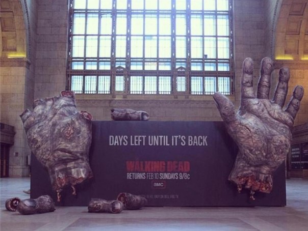 Жесткая реклама нового сезона сериала "Walking dead": количество дней до начала нового сезона показывают пальцы на руках зомби