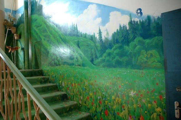 Астраханский художник Борис Черниченко превратил подъезд в картинную галерею