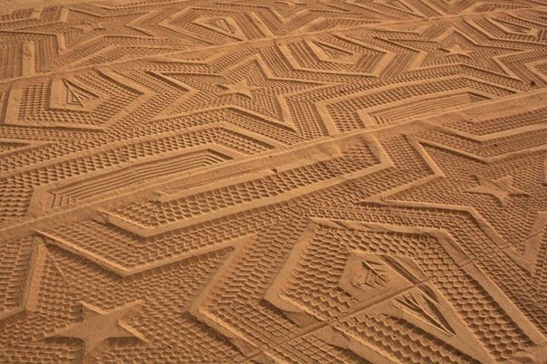 Испанская художница Гунилла Клинберг (Gunilla Klingberg) покрывает песчаные пляжи масштабными узорами. Для этого она придумала, сделала и установила на пляжный трактор специальное резиновое полотно – просто и красиво.