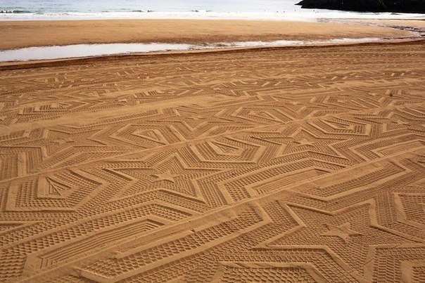 Испанская художница Гунилла Клинберг (Gunilla Klingberg) покрывает песчаные пляжи масштабными узорами. Для этого она придумала, сделала и установила на пляжный трактор специальное резиновое полотно – просто и красиво.
