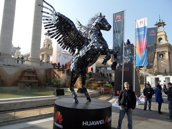 Крылатый конь Пегас, сделанный из 3500 смартфонов Huawei (Барселона, Испания)