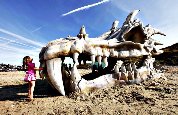 Гигантский череп дракона - инсталляция в одном из городов Великобритании по мотивам сериала Game Of Thrones