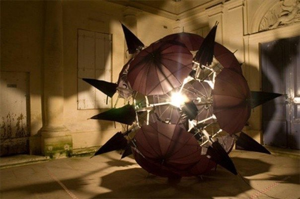 Самые крутые и масштабные инсталляции из зонтов разных красок и форм