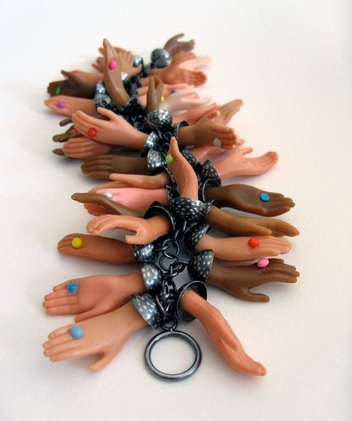 Психоделические украшения из частей куклы Барби и ее друга Кена, созданные нью-йоркским дизайнером Margaux Lange
