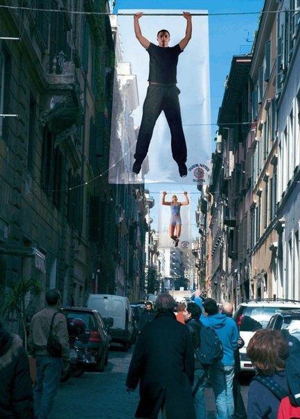 Чтобы прорекламировать тренажерный зал Sparring Partner, итальянское агентство Leo Burnett предложило развесить на городских улицам необычные плакаты, на которых изображены подтягивающиеся люди. 