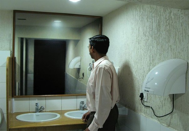 Страховая компания TATA AIG проводила рекламную кампанию в общественных туалетах Индии. Настоящее зеркало было заменено на его фотоизображение, в котором естественно не было отражения смотрящегося: "Жизнь непредсказуема. Обеспечь будущее своей семьи, пока ты еще есть" 